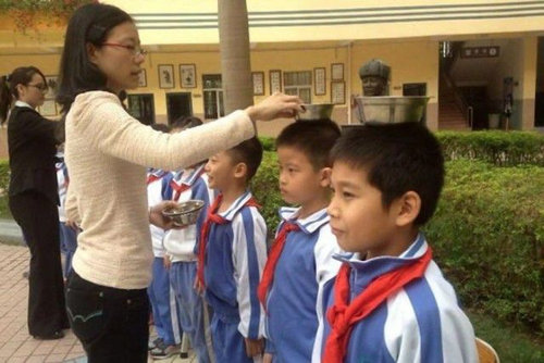 中国人が姿勢が良い理由が凄かった！武漢の小学校の写真
