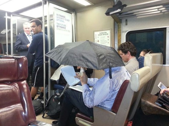 周囲を全く気にしていない人々の写真