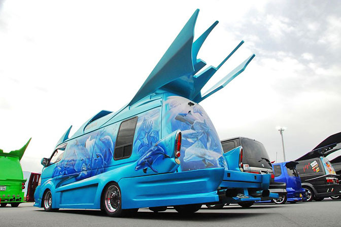 日本の痛車こと痛VANが外国人に大人気の写真