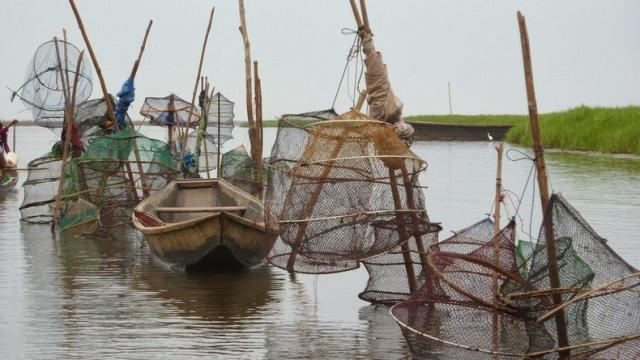 アフリカのヴェニスと言われる湖の上に作られた水上都市のガンビエの写真