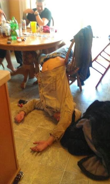 お酒を飲んで、逆にお酒に飲まれた人の無様な写真