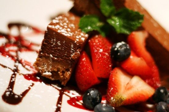 本当に美味しそうなチョコレートケーキの写真