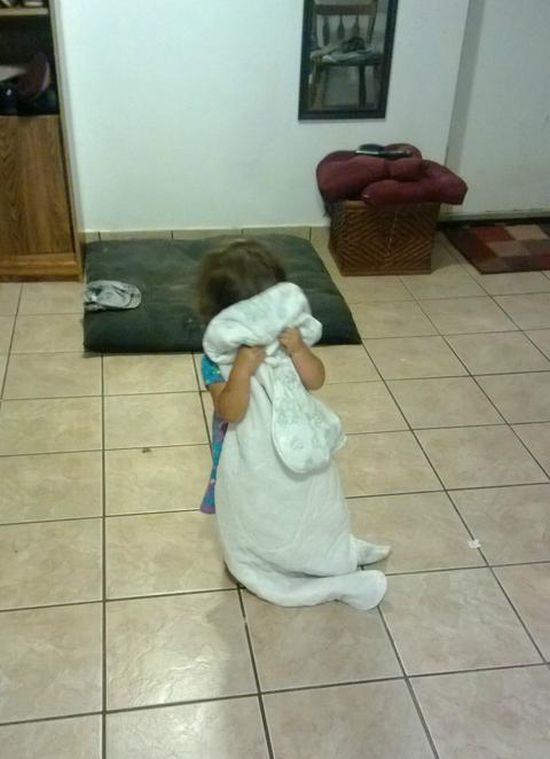 隠れたつもりが可愛すぎる！頭隠して尻隠れてない、子供たちの隠れんぼ写真