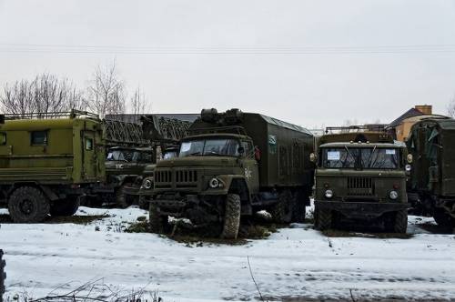 ロシアの森に放置された軍用車両の写真