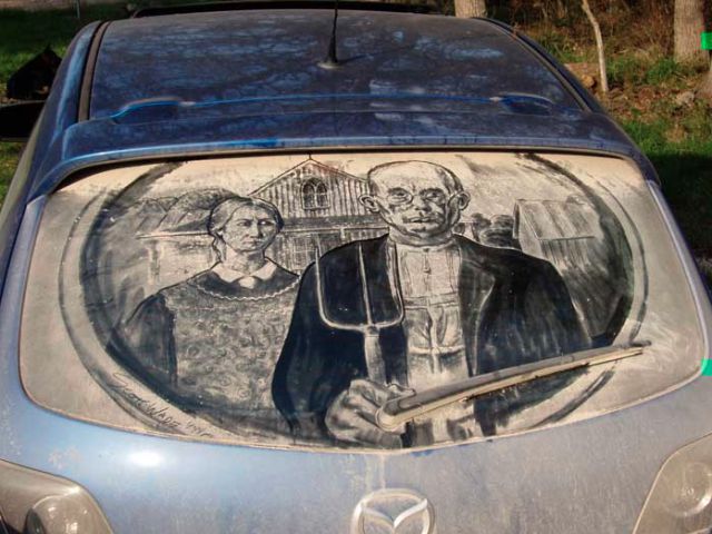 ホコリまみれな車に描いた落書きが半端なくスゴい写真
