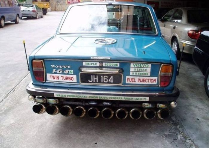 間違った改造を施してしまった車の写真