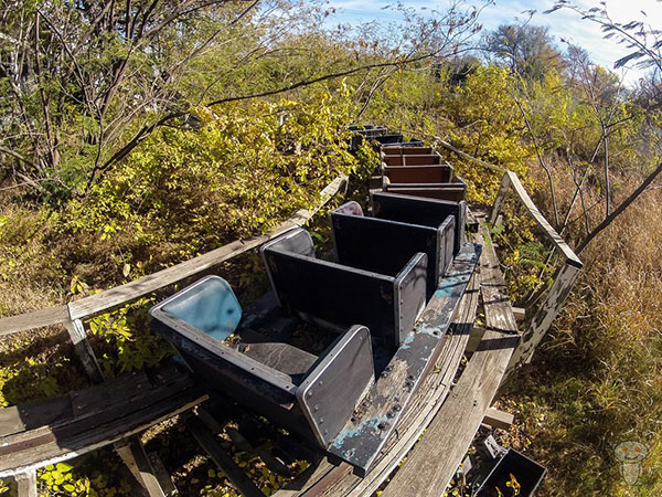 廃墟の遊園地の魅力的な写真