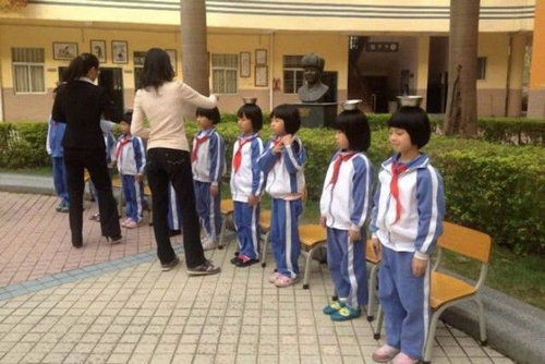 中国人が姿勢が良い理由が凄かった！武漢の小学校の写真