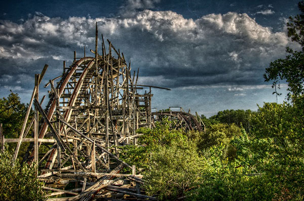 廃墟の遊園地の魅力的な写真