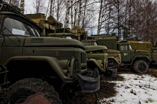 ロシアの森に放置された軍用車両の写真