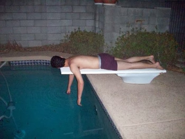お酒を飲んで、逆にお酒に飲まれた人の無様な写真