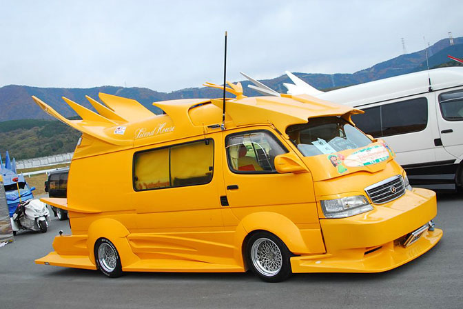 日本の痛車こと痛VANが外国人に大人気の写真