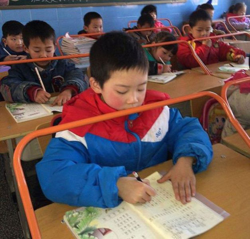 中国人が姿勢が良い理由が凄かった！武漢の小学校の写真
