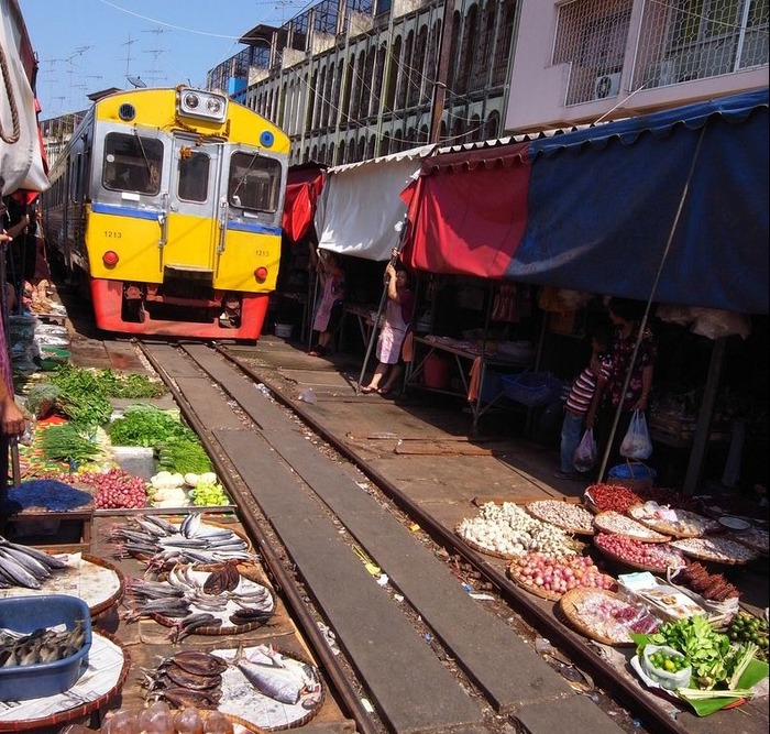 タイの「危険すぎる」と言われる鉄道市場 タイの「危険すぎる」と言われる鉄道市場