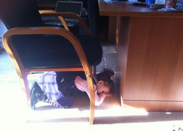 隠れたつもりが可愛すぎる！頭隠して尻隠れてない、子供たちの隠れんぼ写真