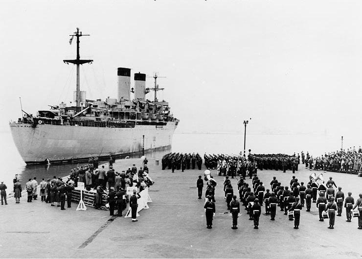 横浜港に到着した連合国軍兵士の棺