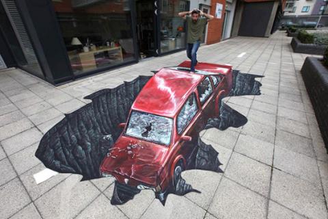 道路に描かれた驚くべき立体アートの写真