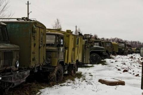 ロシアの森に放置された軍用車両の写真