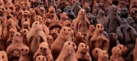 数万体の土偶が部屋を埋め尽くした写真