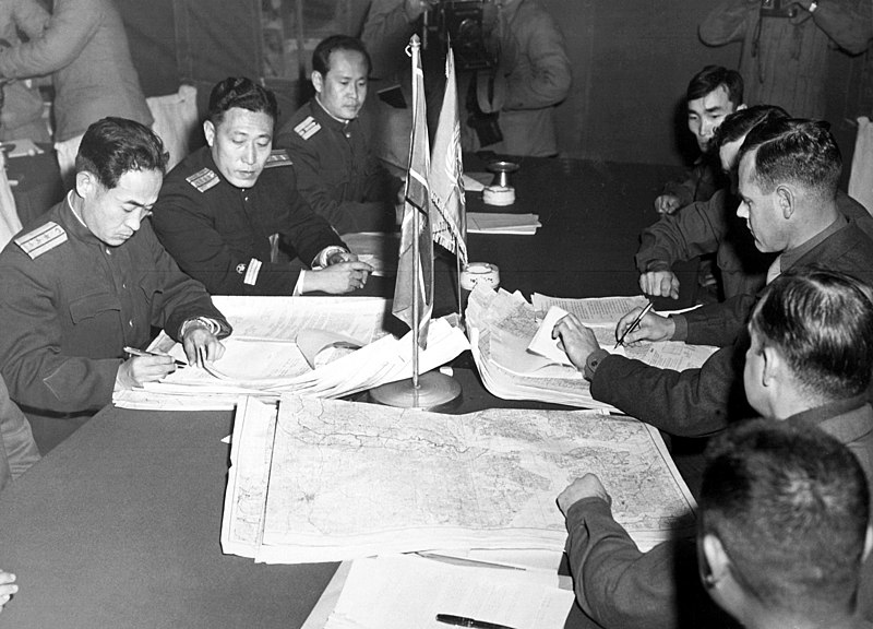 休戦会談を行う両陣営（1951年10月11日）