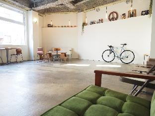 almond hostel and cafe