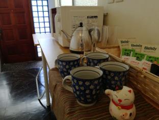 world travelers share house Hikari