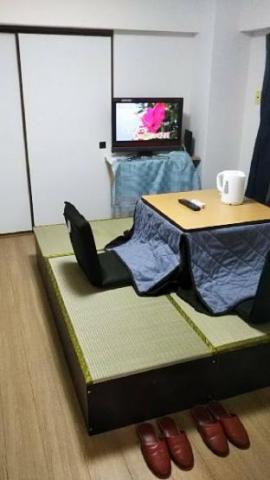 In the room with a trench kotatsu, wide bed