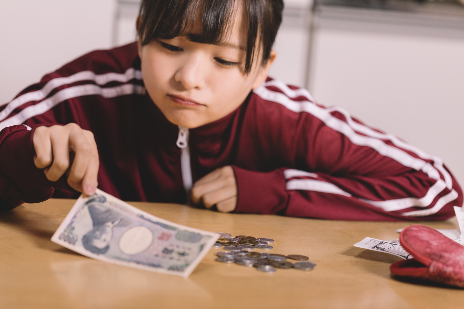 労働者が貧困に陥る仕組みとは？固定収入と固定支出の関係性