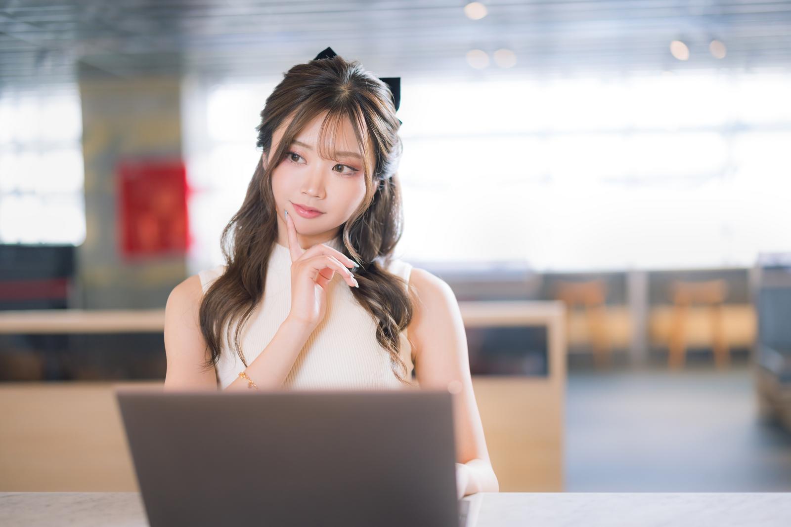 情報を考える女性 情報を考える女性