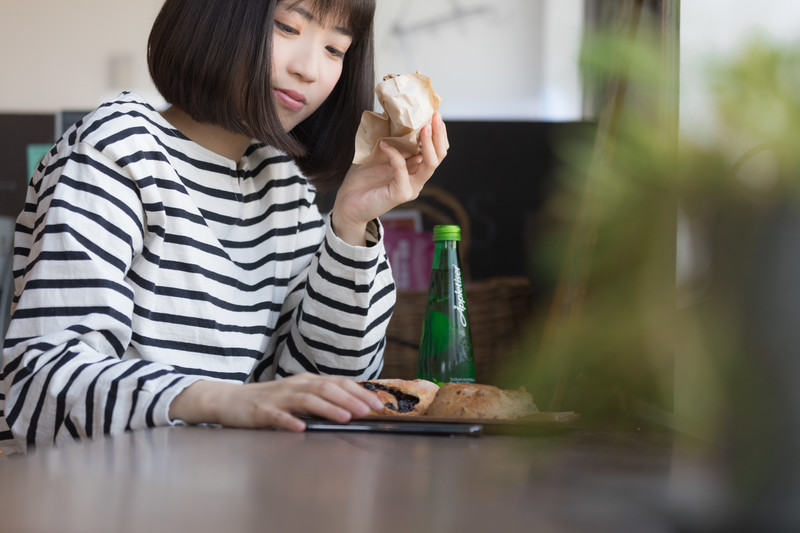 カフェにいる女性
