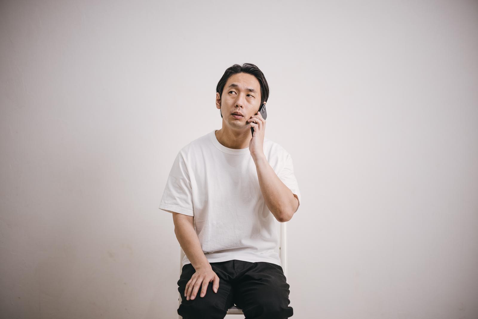 電話をする男性 電話をする男性
