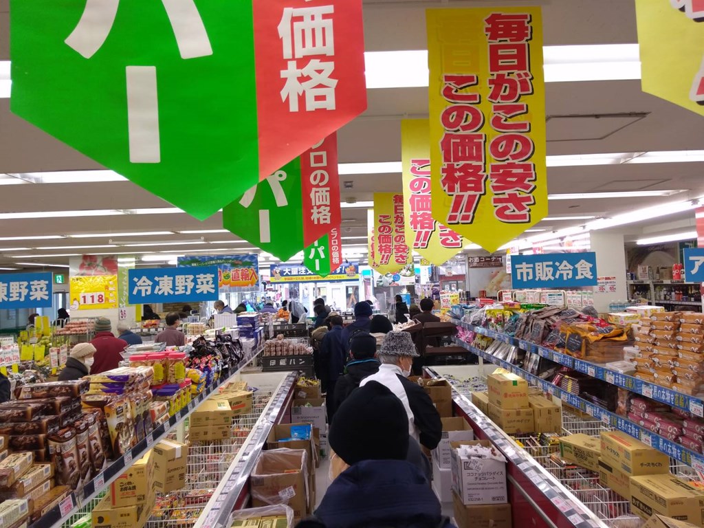 業務用スーパーがレジ30分待ちの大行列！大人気すぎる