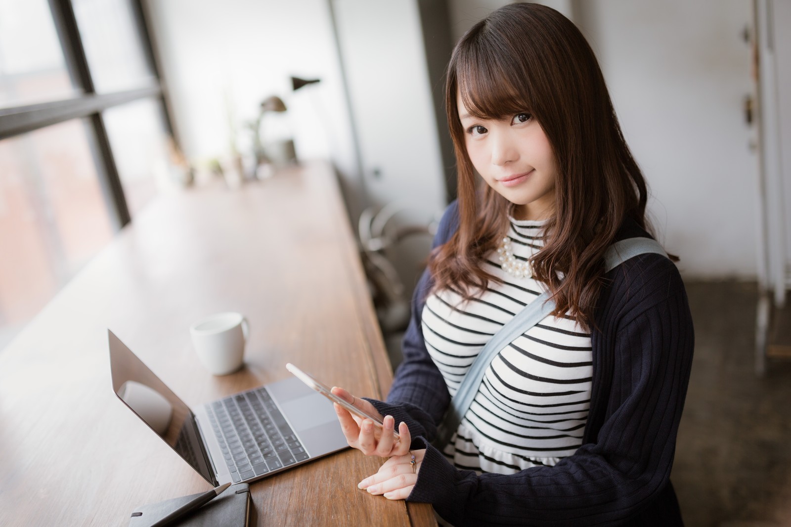 パソコンをする美女 パソコンをする美女