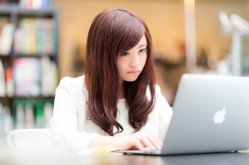 パソコンする女性 パソコンする女性