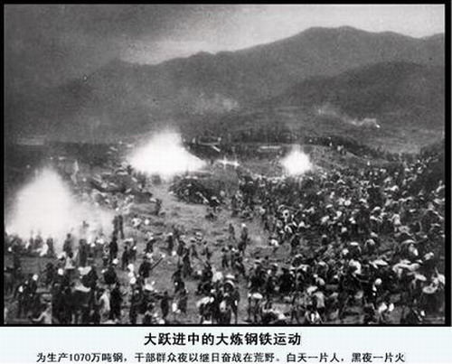 原始的な方法で、鉄を量産する農民