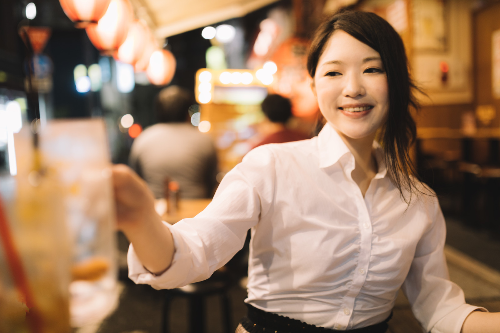 乾杯する美人社員
