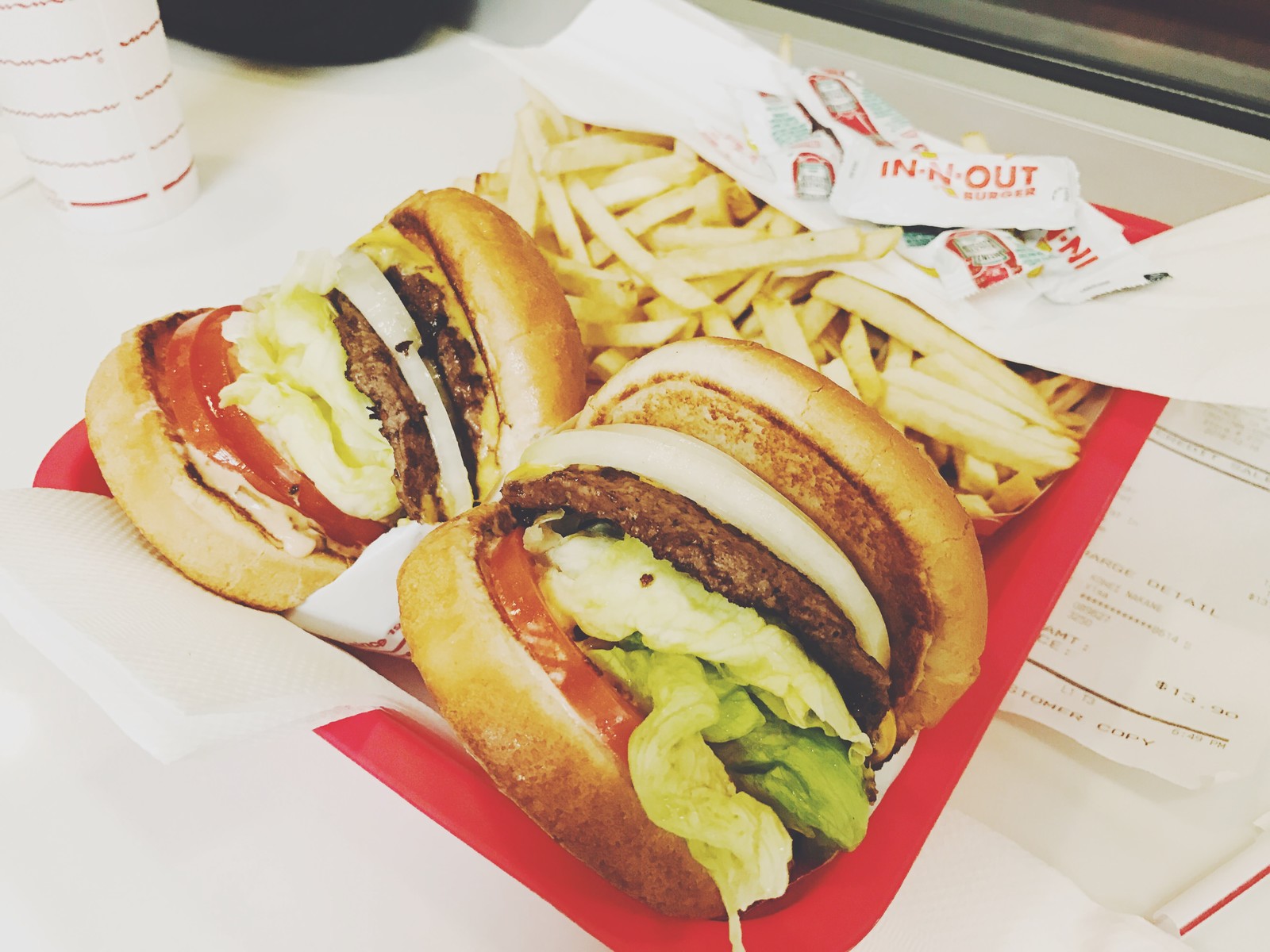 東京駅・八重洲口のマクドナルド店員が外国人だらけだった件